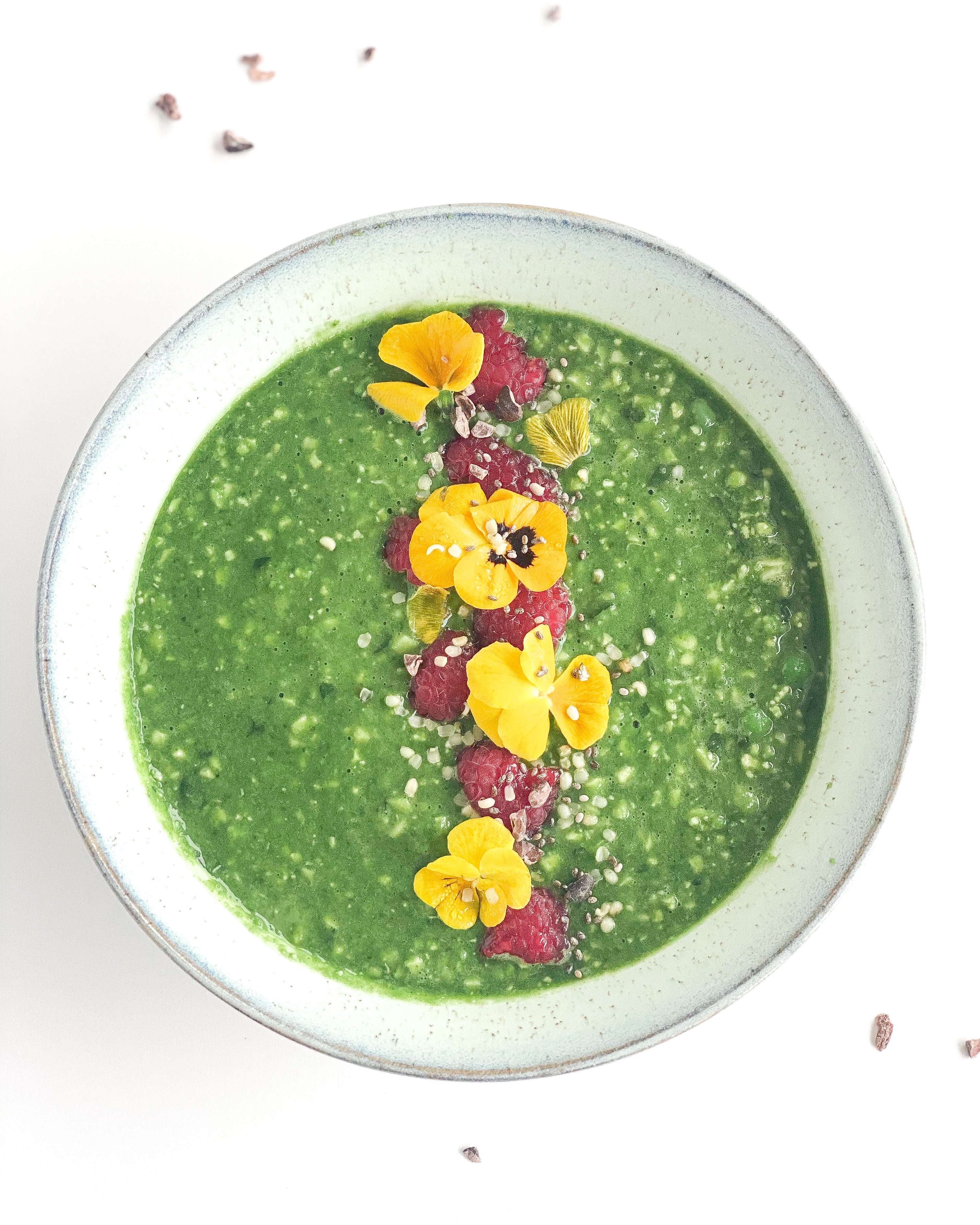 GREEN POWERED OATMEAL SMOOTHIE BOWL
