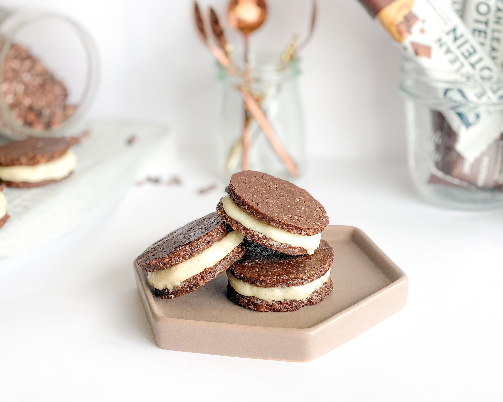 NO BAKE OREO INSPIRED PROTEIN COOKIES