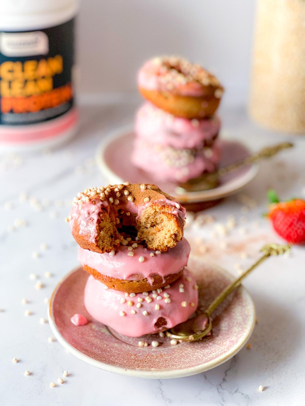STRAWBERRY ALMOND DONUTS